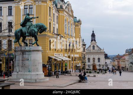 Statue de Hunyadi, bâtiment d'assemblage de la ville et église catholique Saint-Sébastien sur la place Szechenyi à Pecs Hongrie Europe Banque D'Images