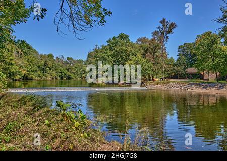 Neshaminy Creek, dans le parc national de Tyler, dans le comté de Bucks, Pennsylvanie, États-Unis.Avec de petites cascades et des reflets dans une scène panoramique.Ciel bleu. Banque D'Images