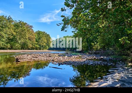 Neshaminy Creek, dans le parc national de Tyler, dans le comté de Bucks, Pennsylvanie, États-Unis.Vue sur un panorama en aval avec un beau ciel bleu. Banque D'Images