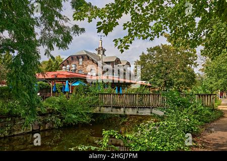 Un petit pont en bois traversant le canal du fleuve Delaware avec réflexions.by Bridge Street à Lambertville, NJ par le restaurant.Près de New Hope, Pennsylvanie. Banque D'Images