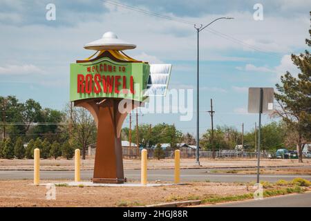 Le signe d'OVNI « Bienvenue à Roswell » qui marque les limites de la ville de Roswell, Nouveau-Mexique, États-Unis Banque D'Images