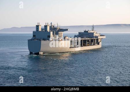 210813-N-LR905-1355 OCÉAN PACIFIQUE (AOÛT 13, 2021) – la base maritime expéditionnaire USS Miguel Keith (ESB 5) navigue dans l'océan Pacifique, août 13. Miguel Keith mène actuellement des opérations de routine dans la 3e flotte des États-Unis. Banque D'Images