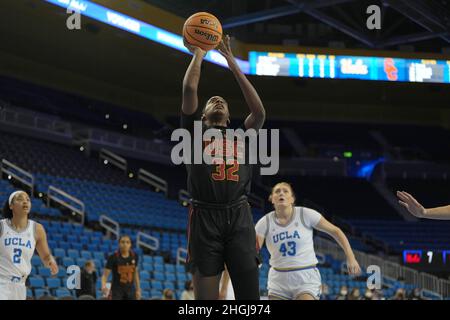 Jordyn Jenkins (32 ans), attaquant les Trojans de Californie du Sud, tire le ballon contre les Bruins de l'UCLA en première mi-temps lors d'un match de basket-ball féminin universitaire de la NCAA, le jeudi 20 janvier 2022, à Los Angeles. L'UCLA a battu l'USC 66-43. Banque D'Images