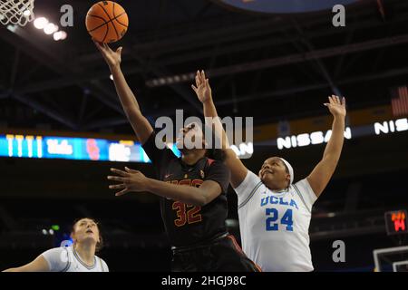 Jordyn Jenkins (32 ans), attaquant les Trojans de Californie du Sud, tire la balle contre IImar'i Thomas (24 ans), attaquant les Bruins de l'UCLA, en première mi-temps lors d'un match de basket féminin universitaire de la NCAA, jeudi 20 janvier 2022, à Los Angeles. Banque D'Images