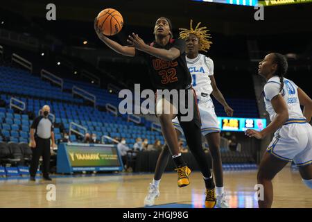 Jordyn Jenkins (32 ans), attaquant les Trojans de Californie du Sud, tire le ballon contre les Bruins de l'UCLA en première mi-temps lors d'un match de basket-ball féminin universitaire de la NCAA, le jeudi 20 janvier 2022, à Los Angeles. Banque D'Images