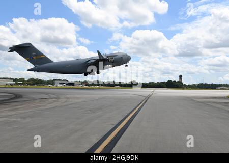 Une force aérienne américaine C-17 Globemaster III quitte la base conjointe Charleston, S.C. transportant des soldats américains affectés à la 82e division aéroportée, Pope Army Airfield, N.C., le 14 août 2021. L'armée américaine aidera à assurer la sécurité du personnel américain et du civil afghan Special Immigration Visa. Banque D'Images