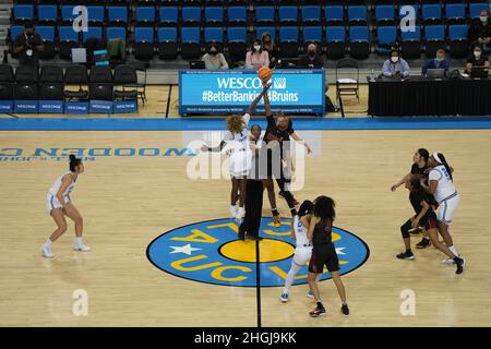 Le tipoff d'ouverture entre l'attaquant des Trojans de Californie du Sud Jordyn Jenkins (32) et la garde des Bruins de l'UCLA Kayla Owens (1) lors d'un match de basket-ball féminin universitaire de la NCAA sans fans, le jeudi 20 janvier 2022 à Los Angeles. Banque D'Images