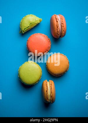 Macarons faits maison sur fond bleu Banque D'Images
