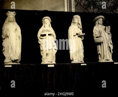 Londres, Angleterre, Royaume-Uni.09th févr. 1953.La fermeture de l'abbaye de Westminster afin de préparer le couronnement a permis d'exposer au public un certain nombre de trésors inestimables de l'abbaye.Ils sont maintenant en spectacle au Palais Saint-James.L'exposition comprend de nombreux trésors qui s'étendent sur sept siècles.Des statues de la chapelle Henry VII sont exposées à l'exposition.Ils sont de gauche à droite: St. Margaret; St. Wilgeforte (alias St. Uncumber): St. Elizabeth; et St. Dorothy daté d'environ 1815 A.D. crédit: Keystone Press Agency/ZUMA Wire/Alay Live News Banque D'Images