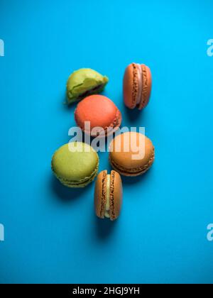 Macarons faits maison sur fond bleu Banque D'Images