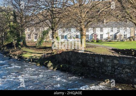 Logement,immeuble,dans,Beddgelert,un,village,attrayant,dans,Snowdonia, région, of, Gwynedd, pays de Galles.La population de la communauté prise au recensement de 2011 était de 455.Beddgelert est situé à 13 miles au nord de Porthmadog dans une vallée isolée au confluent de deux rivières, l'Afon Glaslyn et l'Afon Colwyn.Au-dessus de la jonction des rivières, dans le centre du village, se trouve le vieux pont en pierre à deux arcades.rural,campagne,paysage,pittoresque,dans,on,at,Snowdonia,Snowdonia National Park,Mid,North,West,Kingdom,North Wales,Wales,Welsh,GB,Grande-Bretagne,British,UK,United Banque D'Images