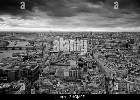 Vue sur les gratte-ciel de Londres en direction de Saint Paul Ctherdal depuis le Walkie Talkie Building à Londres, en Angleterre Banque D'Images