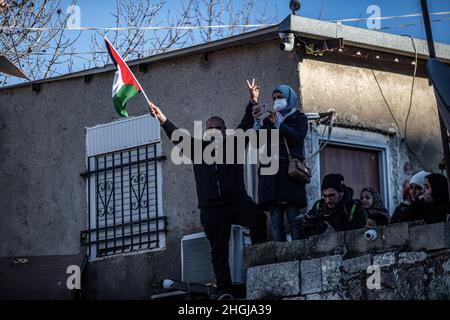 Jérusalem, Israël.21st janvier 2022.Des militants israéliens et palestiniens participent aux manifestations hebdomadaires en faveur des familles palestiniennes dans le quartier de Sheikh Jarrah à Jérusalem-est.Crédit : Ilia Yefimovich/dpa/Alay Live News Banque D'Images