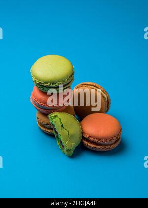 Macarons faits maison sur fond bleu Banque D'Images