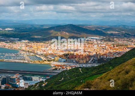 La ville et le port de Gibraltar ont vue depuis le rocher Banque D'Images