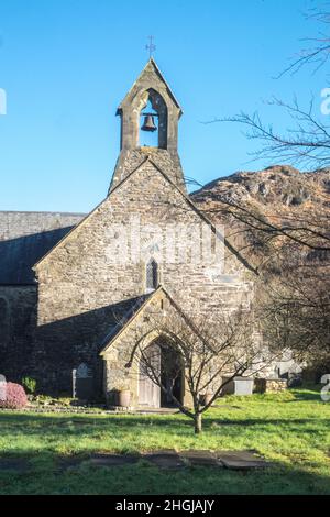 Église Sainte Marie,petite,pittoresque,13th,église,prieuré,qui,a,souffert,des,inondations,en,août,2020,le cimetière a de vieilles pierres de tête,pierres tombales,faites,d'ardoise, dans,Beddgelert,un,village,dans,Snowdonia, région, de, Gwynedd,Pays de Galles.La population de la communauté prise au recensement de 2011 était de 455.Rural,campagne,paysage,pittoresque,dans,On,at,Snowdonia,Snowdonia National Park,Mid,North,West,Kingdom,North Wales,Wales,Welsh,GB,Grande-Bretagne,UK,United Banque D'Images