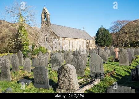 Église Sainte Marie,petite,pittoresque,13th,église,prieuré,qui,a,souffert,des,inondations,en,août,2020,le cimetière a de vieilles pierres de tête,pierres tombales,faites,d'ardoise, dans,Beddgelert,un,village,dans,Snowdonia, région, de, Gwynedd,Pays de Galles.La population de la communauté prise au recensement de 2011 était de 455.Rural,campagne,paysage,pittoresque,dans,On,at,Snowdonia,Snowdonia National Park,Mid,North,West,Kingdom,North Wales,Wales,Welsh,GB,Grande-Bretagne,UK,United Banque D'Images