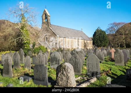 Église Sainte Marie,petite,pittoresque,13th,église,prieuré,qui,a,souffert,des,inondations,en,août,2020,le cimetière a de vieilles pierres de tête,pierres tombales,faites,d'ardoise, dans,Beddgelert,un,village,dans,Snowdonia, région, de, Gwynedd,Pays de Galles.La population de la communauté prise au recensement de 2011 était de 455.Rural,campagne,paysage,pittoresque,dans,On,at,Snowdonia,Snowdonia National Park,Mid,North,West,Kingdom,North Wales,Wales,Welsh,GB,Grande-Bretagne,UK,United Banque D'Images