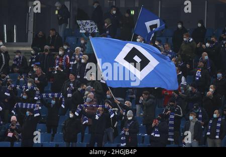 Hambourg, Allemagne.21st janvier 2022.Football, 2.Bundesliga, Matchday 20, Hamburger SV - FC St. Pauli, Volksparkstadion : les fans de HSV brandistent un drapeau avec le logo du club dans le stade au début du match.Credit: Christian Charisius/dpa/Alay Live News Banque D'Images