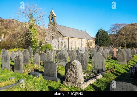 Église Sainte Marie,petite,pittoresque,13th,église,prieuré,qui,a,souffert,des,inondations,en,août,2020,le cimetière a de vieilles pierres de tête,pierres tombales,faites,d'ardoise, dans,Beddgelert,un,village,dans,Snowdonia, région, de, Gwynedd,Pays de Galles.La population de la communauté prise au recensement de 2011 était de 455.Rural,campagne,paysage,pittoresque,dans,On,at,Snowdonia,Snowdonia National Park,Mid,North,West,Kingdom,North Wales,Wales,Welsh,GB,Grande-Bretagne,UK,United Banque D'Images