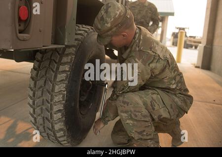 FPC de la Garde nationale de l'Armée de l'Idaho.Corey Perk remplace une roue sur une remorque.Une partie importante de l'entraînement annuel a été accomplie par les soldats d'entretien du BSB de 145th.Chaque jour, un nouveau défi leur a été présenté sous la forme de l'entretien de routine des véhicules et de réparations soudaines et inattendues de l'équipement utilisé.Dans le cadre de l'équipe de combat de la Brigade de Cavalry de 116th, le bataillon de soutien de la Brigade de 145th soutient toute la Brigade avec une mission de soutien logistique diversifiée et une structure organisationnelle au sein de la Garde nationale de l'Armée de l'Idaho.Le BSB 145th est situé à Lewiston (HHC), Boi Banque D'Images