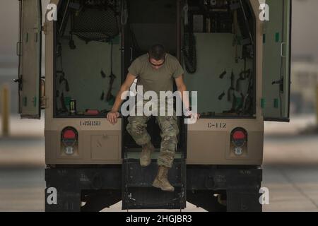 Garde nationale de l'armée de l'Idaho SPC.Noah Martin sort d'un véhicule à la recherche d'outils.En terminant les derniers jours de la formation annuelle, les mécaniciens de véhicules sur roues du BSB 145th ont accéléré le rythme des activités d'entretien et de réparation.Une partie importante de l'entraînement annuel a été accomplie par les soldats d'entretien du BSB de 145th.Chaque jour, un nouveau défi leur a été présenté sous la forme de l'entretien périodique des véhicules et de réparations soudaines et inattendues sur l'équipement déjà utilisé pour la formation programmée.Dans le cadre de l'équipe de combat de la Brigade de Cavalry de 116th, la Brigade S de 145th Banque D'Images