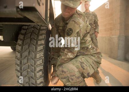 FPC de la Garde nationale de l'Armée de l'Idaho.Corey Perk termine le remplacement d'une roue sur une remorque.Une partie importante de l'entraînement annuel a été accomplie par les soldats d'entretien du BSB de 145th.Chaque jour, un nouveau défi leur a été présenté sous la forme de l'entretien de routine des véhicules et de réparations soudaines et inattendues de l'équipement utilisé.Dans le cadre de l'équipe de combat de la Brigade de Cavalry de 116th, le bataillon de soutien de la Brigade de 145th soutient toute la Brigade avec une mission de soutien logistique diversifiée et une structure organisationnelle au sein de la Garde nationale de l'Armée de l'Idaho.Le BSB 145th est situé à Lewist Banque D'Images