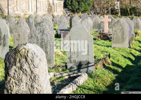 Église Sainte Marie,petite,pittoresque,13th,église,prieuré,qui,a,souffert,des,inondations,en,août,2020,le cimetière a de vieilles pierres de tête,pierres tombales,faites,d'ardoise, dans,Beddgelert,un,village,dans,Snowdonia, région, de, Gwynedd,Pays de Galles.La population de la communauté prise au recensement de 2011 était de 455.Rural,campagne,paysage,pittoresque,dans,On,at,Snowdonia,Snowdonia National Park,Mid,North,West,Kingdom,North Wales,Wales,Welsh,GB,Grande-Bretagne,UK,United Banque D'Images