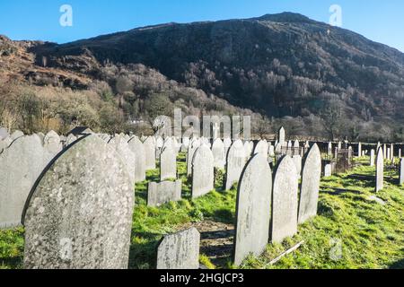 Église Sainte Marie,petite,pittoresque,13th,église,prieuré,qui,a,souffert,des,inondations,en,août,2020,le cimetière a de vieilles pierres de tête,pierres tombales,faites,d'ardoise, dans,Beddgelert,un,village,dans,Snowdonia, région, de, Gwynedd,Pays de Galles.La population de la communauté prise au recensement de 2011 était de 455.Rural,campagne,paysage,pittoresque,dans,On,at,Snowdonia,Snowdonia National Park,Mid,North,West,Kingdom,North Wales,Wales,Welsh,GB,Grande-Bretagne,UK,United Banque D'Images