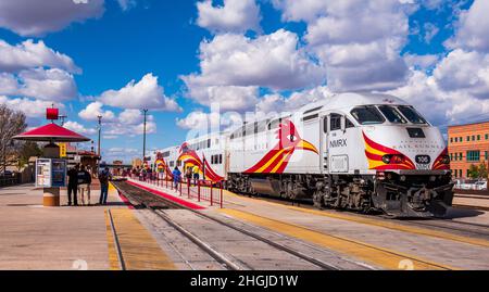 Albuquerque NM - 1 AVRIL : personnes en attente. prenez le train Railrunner Express du Nouveau-Mexique au dépôt du centre de transport Alvarado à Albuquerque NY sur AP Banque D'Images