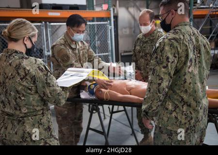 Un Airlift 446th Airlift Reserve Citizen Airman participe à un cours de soins infirmiers de base en traumatologie (TNCC) avec des entraîneurs de la Marine pendant l'exercice Pacific Caduceus le 17 août 2021 sur la base conjointe Lewis-McChord, Washington.Pacific Caduceus est un exercice visant à soutenir la mission de médecine militaire en offrant une formation opérationnelle et un soutien aux services de santé dans un environnement conjoint, ce qui est essentiel en temps de guerre.(Photo de la Force aérienne par Rachel Herrod) Banque D'Images