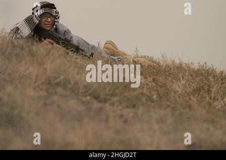 FPC de la Garde nationale de l'Armée de l'Idaho.Malakai Verduzco attend sur une colline pour embuer le convoi qui s'approche.L'une des dernières activités d'entraînement vitales du bataillon de soutien de la brigade 145th durant l'entraînement annuel a été leur introduction dans l'escorte et la protection des convoi.Les soldats ont commencé par assister à une formation en classe virtuelle, puis se sont déplacés dans le paysage désertique du Centre d'entraînement au combat d'Orchard.Sur l'OCTC, les soldats ont suivi un itinéraire de véhicule où diverses situations se sont produites pour tester leurs réactions et leur entraînement.Le long de la route du convoi, les soldats ont rencontré ci Banque D'Images