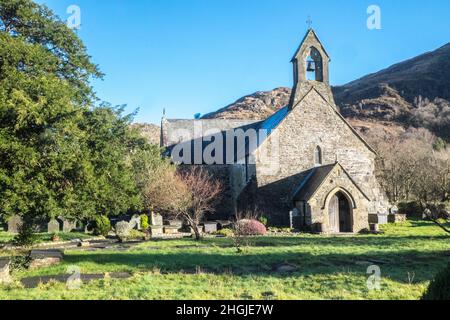 Église Sainte Marie,petite,pittoresque,13th,église,prieuré,qui,a,souffert,des,inondations,en,août,2020,le cimetière a de vieilles pierres de tête,pierres tombales,faites,d'ardoise, dans,Beddgelert,un,village,dans,Snowdonia, région, de, Gwynedd,Pays de Galles.La population de la communauté prise au recensement de 2011 était de 455.Rural,campagne,paysage,pittoresque,dans,On,at,Snowdonia,Snowdonia National Park,Mid,North,West,Kingdom,North Wales,Wales,Welsh,GB,Grande-Bretagne,UK,United Banque D'Images