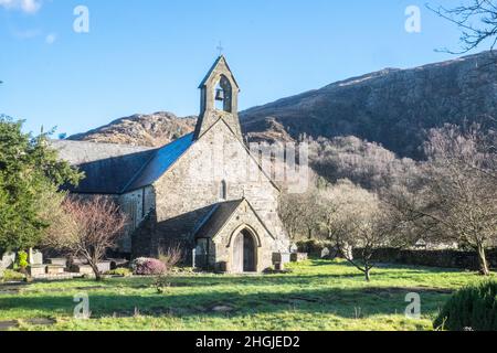 Église Sainte Marie,petite,pittoresque,13th,église,prieuré,qui,a,souffert,des,inondations,en,août,2020,le cimetière a de vieilles pierres de tête,pierres tombales,faites,d'ardoise, dans,Beddgelert,un,village,dans,Snowdonia, région, de, Gwynedd,Pays de Galles.La population de la communauté prise au recensement de 2011 était de 455.Rural,campagne,paysage,pittoresque,dans,On,at,Snowdonia,Snowdonia National Park,Mid,North,West,Kingdom,North Wales,Wales,Welsh,GB,Grande-Bretagne,UK,United Banque D'Images