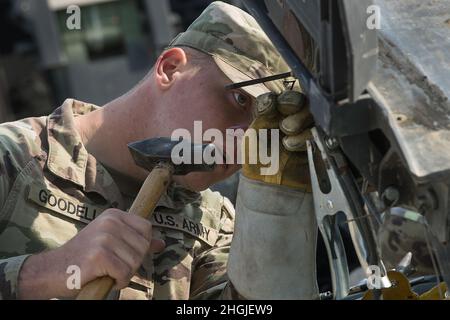 La Garde nationale de l'Armée de l'Idaho PV2 Zach Goodell essaie de retirer un boulon coincé dans l'équipement de la remorque.En terminant les derniers jours de la formation annuelle, les mécaniciens de véhicules sur roues du BSB 145th ont accéléré le rythme des activités d'entretien et de réparation.Une partie importante de l'entraînement annuel a été accomplie par les soldats d'entretien du BSB de 145th.Chaque jour, un nouveau défi leur a été présenté sous la forme de l'entretien périodique des véhicules et de réparations soudaines et inattendues sur l'équipement déjà utilisé pour la formation programmée.Dans le cadre de la brigade de Cavalry de 116th combat te Banque D'Images