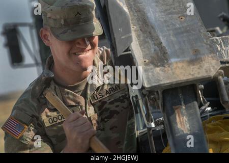 La Garde nationale de l'Armée de l'Idaho PV2 Zack Goodell tente de desserrer un boulon coincé dans un morceau d'équipement de remorque.En terminant les derniers jours de la formation annuelle, les mécaniciens de véhicules sur roues du BSB 145th ont accéléré le rythme des activités d'entretien et de réparation.Une partie importante de l'entraînement annuel a été accomplie par les soldats d'entretien du BSB de 145th.Chaque jour, un nouveau défi leur a été présenté sous la forme de l'entretien périodique des véhicules et de réparations soudaines et inattendues sur l'équipement déjà utilisé pour la formation programmée.Dans le cadre du thé de combat de la Brigade de Cavalry 116th Banque D'Images