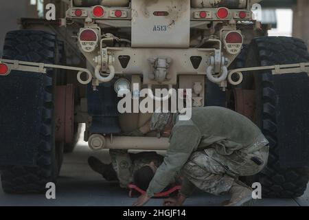 En terminant les derniers jours de la formation annuelle, les mécaniciens de véhicules sur roues du BSB 145th ont accéléré le rythme des activités d'entretien et de réparation.Une partie importante de l'entraînement annuel a été accomplie par les soldats d'entretien du BSB de 145th.Chaque jour, un nouveau défi leur a été présenté sous la forme de l'entretien périodique des véhicules et de réparations soudaines et inattendues sur l'équipement déjà utilisé pour la formation programmée.Dans le cadre de l'équipe de combat de la brigade de Cavalry de 116th, le bataillon de soutien de la brigade de 145th soutient toute la brigade par une mission de soutien logistique diversifiée et Banque D'Images