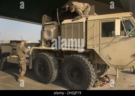 En terminant les derniers jours de la formation annuelle, les mécaniciens de véhicules sur roues du BSB 145th ont accéléré le rythme des activités d'entretien et de réparation.Une partie importante de l'entraînement annuel a été accomplie par les soldats d'entretien du BSB de 145th.Chaque jour, un nouveau défi leur a été présenté sous la forme de l'entretien périodique des véhicules et de réparations soudaines et inattendues sur l'équipement déjà utilisé pour la formation programmée.Dans le cadre de l'équipe de combat de la brigade de Cavalry de 116th, le bataillon de soutien de la brigade de 145th soutient toute la brigade par une mission de soutien logistique diversifiée et Banque D'Images