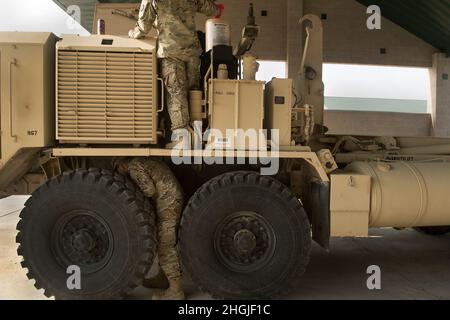 En terminant les derniers jours de la formation annuelle, les mécaniciens de véhicules sur roues du BSB 145th ont accéléré le rythme des activités d'entretien et de réparation.Une partie importante de l'entraînement annuel a été accomplie par les soldats d'entretien du BSB de 145th.Chaque jour, un nouveau défi leur a été présenté sous la forme de l'entretien périodique des véhicules et de réparations soudaines et inattendues sur l'équipement déjà utilisé pour la formation programmée.Dans le cadre de l'équipe de combat de la brigade de Cavalry de 116th, le bataillon de soutien de la brigade de 145th soutient toute la brigade par une mission de soutien logistique diversifiée et Banque D'Images