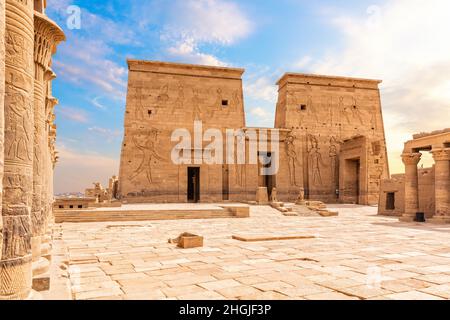 Le temple d'Isis de Philae, vue sur la piste, île d'Agilkia au lac Nasser, Assouan, Égypte Banque D'Images