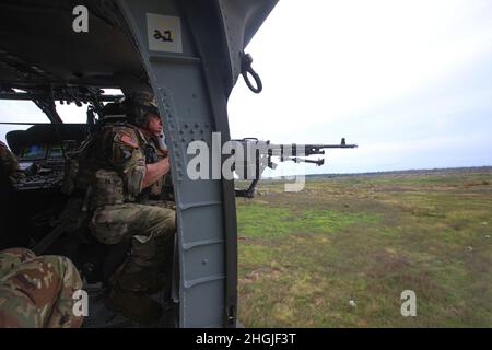 Sergent du commandement de l'armée américaine Le major Mario Terenas, le commandant de la 10e Division des montagnes, dirige des armes aériennes avec le 2-10 Bataillon d'hélicoptères d'assaut à fort Drum, NY 18 août 2021. La fusillade aérienne consistait à tirer un M240H d'un UH-60M Black Hawk, en frappant des cibles terrestres. Banque D'Images