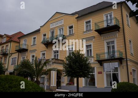 Frantiskovy Lazne, République tchèque - 27 septembre 2021 - la rue nationale en fin d'après-midi d'été Banque D'Images