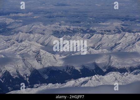 Vue aérienne sur les montagnes et les sommets des Alpes Banque D'Images