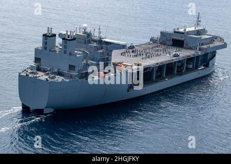 210819-N-WY048-2439 OCÉAN PACIFIQUE (AOÛT 19, 2021) – les marins affectés à la base maritime expéditionnaire USS Miguel Keith (ESB 5) se tiennent en formation sur le pont de vol alors que le navire navigue dans l'océan Pacifique, août 19. Miguel Keith mène actuellement des opérations de routine dans la 3e flotte des États-Unis. Banque D'Images