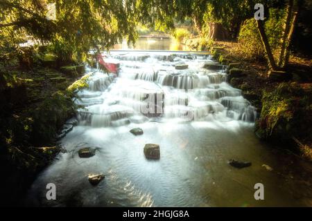 Paysage intime de la rivière Wandle eau tombant dans Grove Park (Sutton), Angleterre Banque D'Images