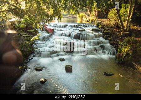 Paysage intime de la rivière Wandle eau tombant dans Grove Park (Sutton), Angleterre Banque D'Images