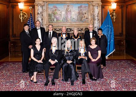 Washington, États-Unis d'Amérique.04 décembre 2021.Les honorés du Centre Kennedy posent à la suite de la cérémonie du médaillon à la Bibliothèque du Congrès, le 4 décembre 2021 à Washington.De gauche à droite: Evan Ryan, Justino Diaz, Joni Mitchell, Berry Gordy, Deborah Rutter.De gauche à droite : Antony Blinken, Lorne Michaels, Bette Munger et David Rubinstein.Crédit : Shawn Miller/Bibliothèque du Congrès/Alamy Live News Banque D'Images