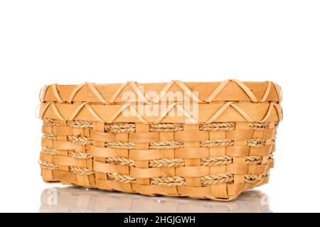 Un panier tissé à partir d'une vigne, gros plan, isolé sur blanc. Banque D'Images