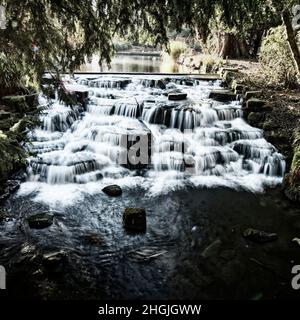 Paysage intime de la rivière Wandle eau tombant dans Grove Park (Sutton), Angleterre Banque D'Images