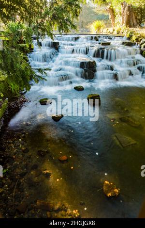 Paysage intime de la rivière Wandle eau tombant dans Grove Park (Sutton), Angleterre Banque D'Images